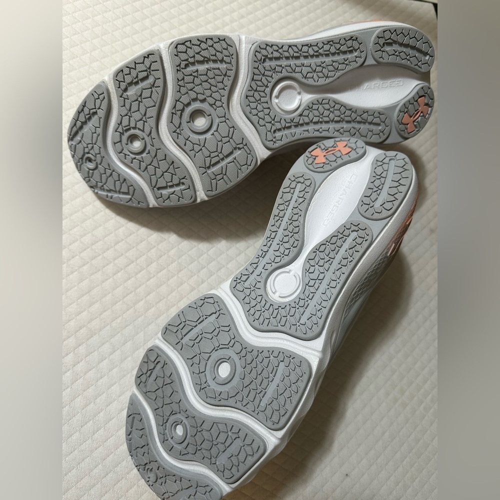 Under Armour Woman’s Sneaker size 7 1/2 gray. Never been wornn🤍 - Picture 7 of 12